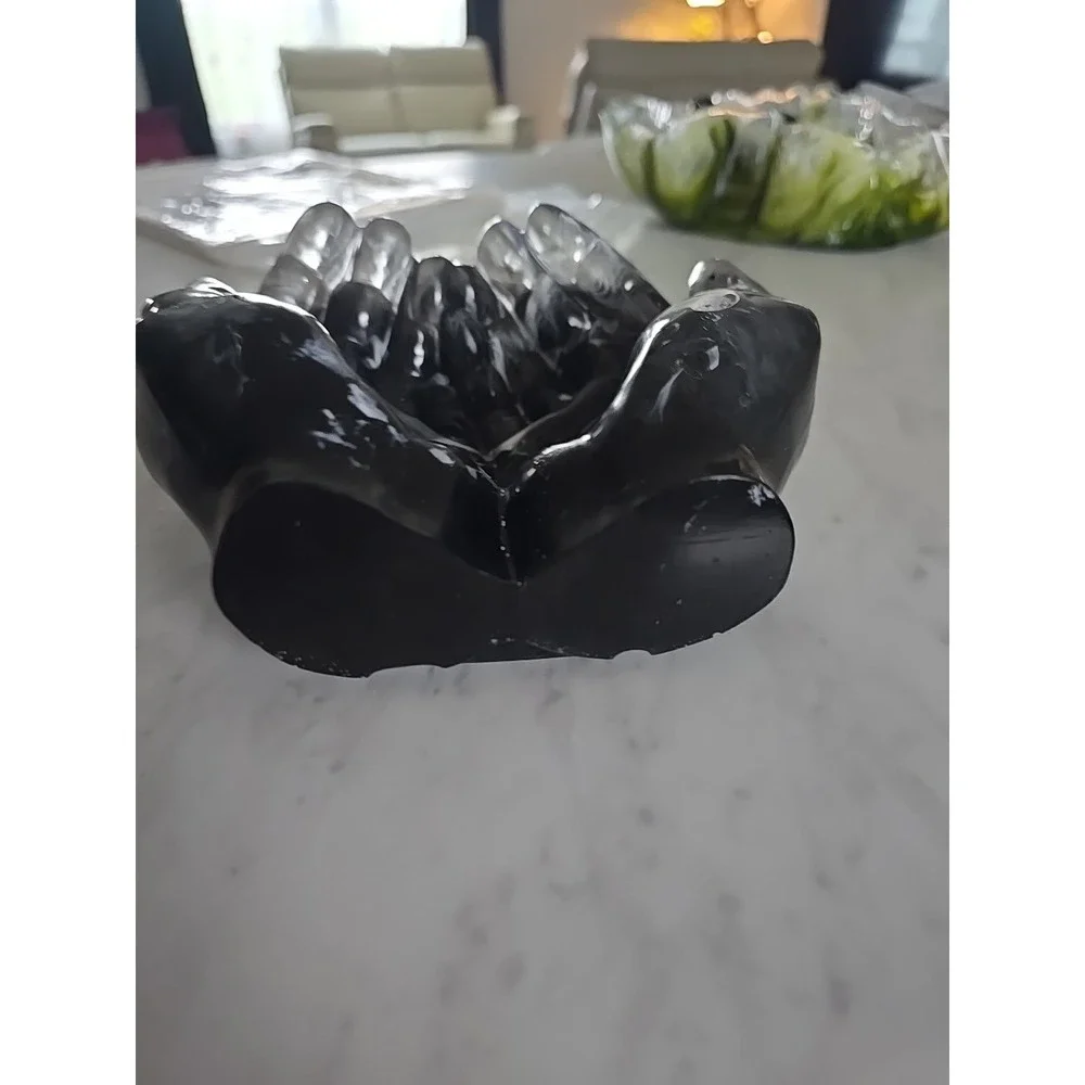 Resin Cupped Hands Black‎ And White Clear. Decoration gift . 571